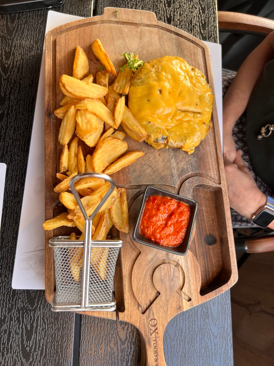 OX Burger s otopljenim sirom i pomfritom