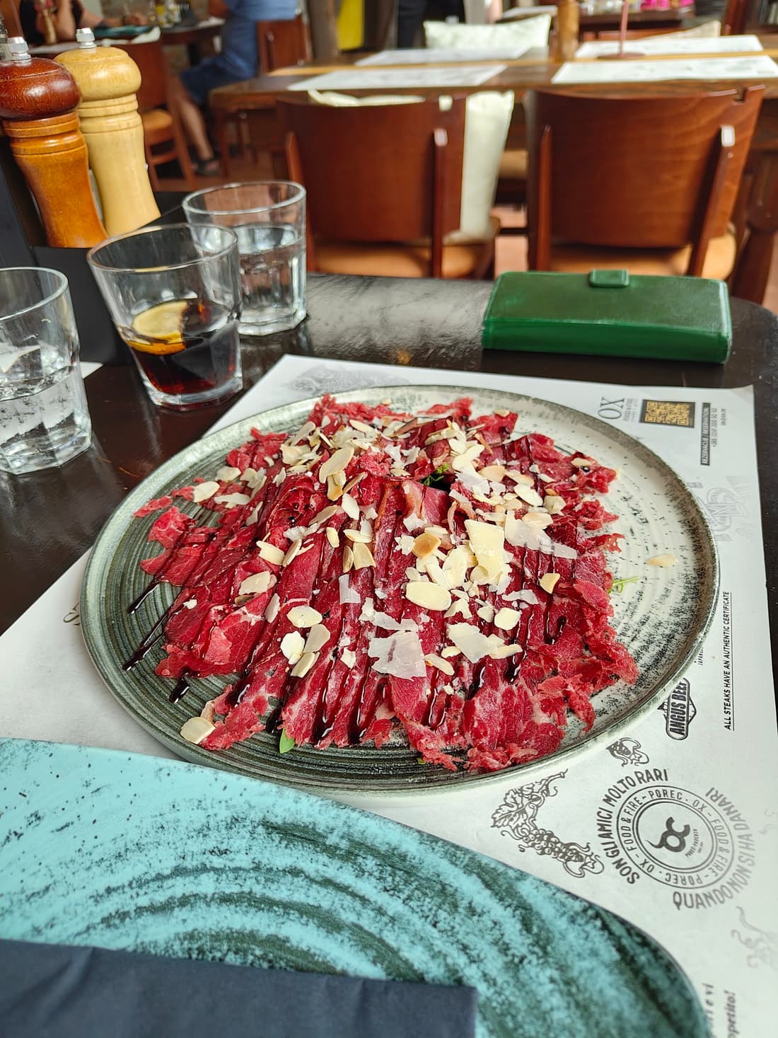Carpaccio od govedine s parmezanom i bademima